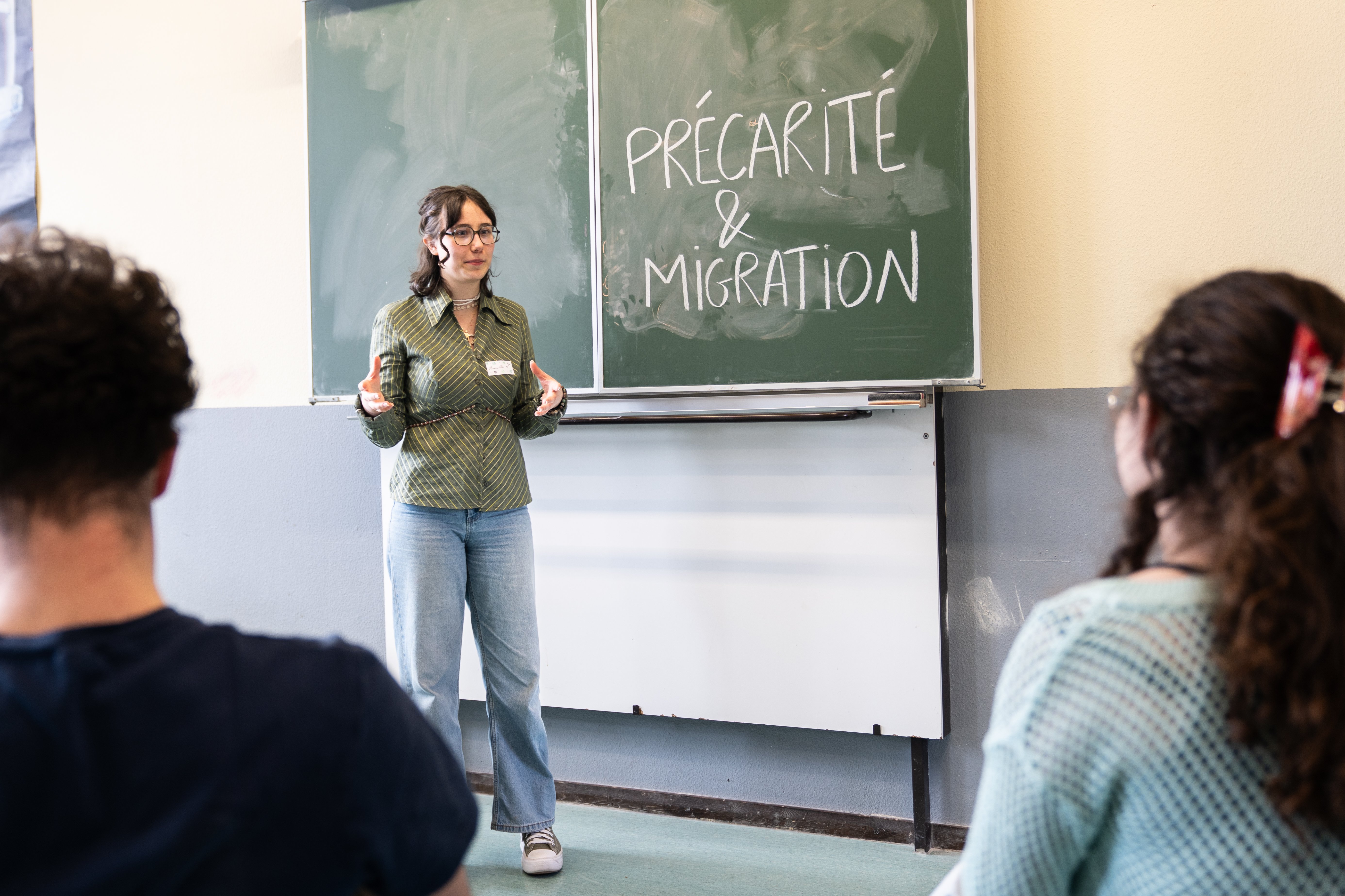 Une animatrice bénévole de Défi Belgique Afrique anime un atelier d'éducation citoyenne et solidaire dans une structure jeunesse. 