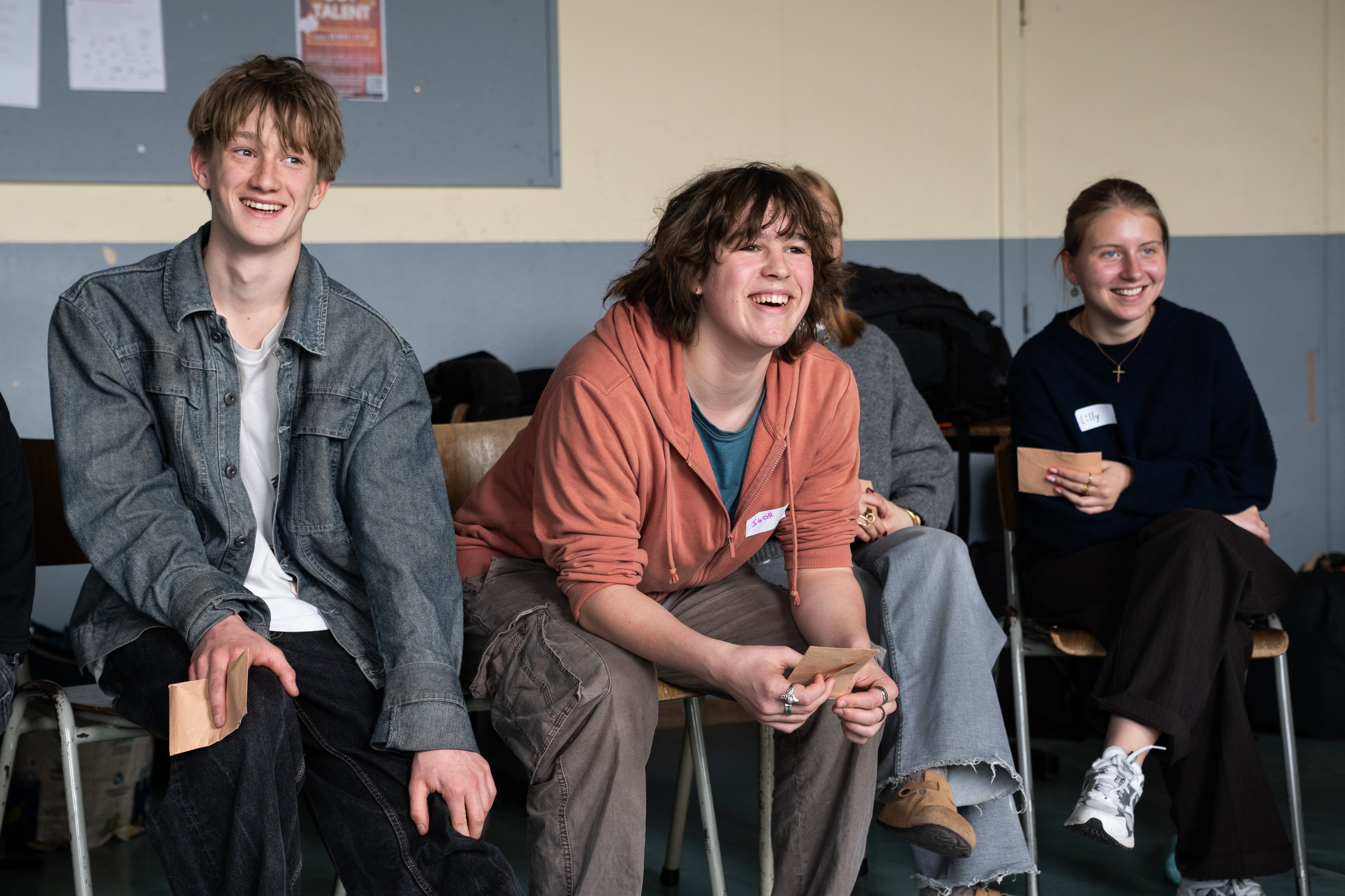 Des élèves de secondaire assistent à un atelier d'éducation citoyenne présenté par l'ong Défi Belgique Afrique.